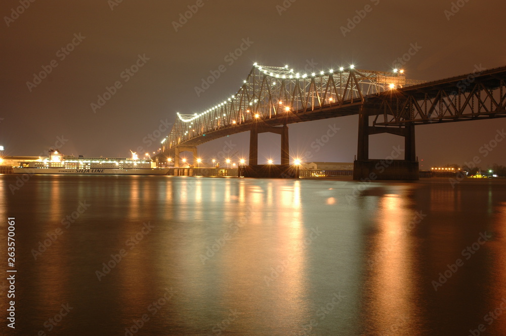 The interstate 10 bridge connecting Baton Rouge and Port Allen across the Mississippi river, Baton Rouge, Louisiana, USA.
