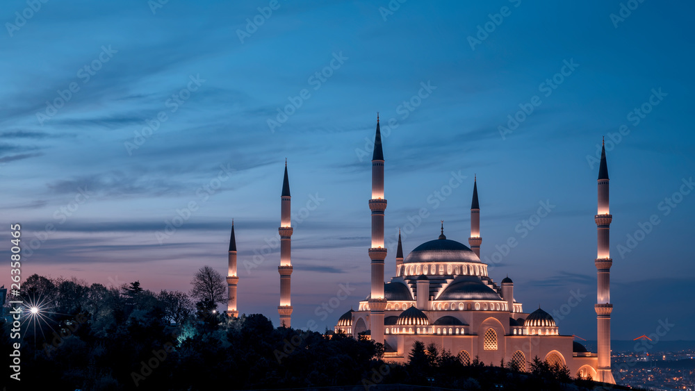Fototapeta premium Istanbul Camlica Mosque or Camlica Tepesi Camii, Istanbul, Turkey