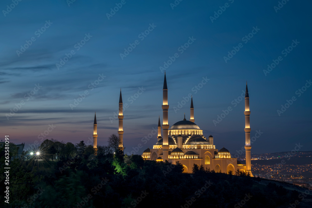 Naklejka premium Istanbul Camlica Mosque or Camlica Tepesi Camii, Istanbul, Turkey