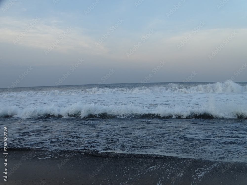 Fototapeta premium waves at sunset