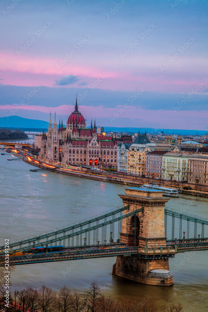 Obraz premium Sunset over the Danube