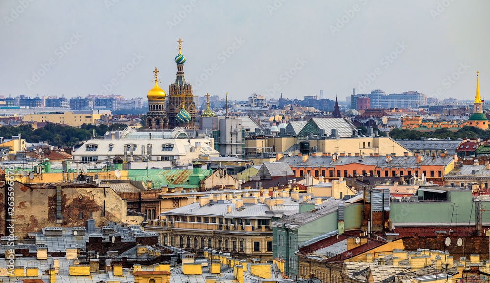 Panoramę miasta z kościołem Zbawiciela na krwi rozlane z dachu katedry Świętego Izaaka w Sankt Petersburgu, Rosja