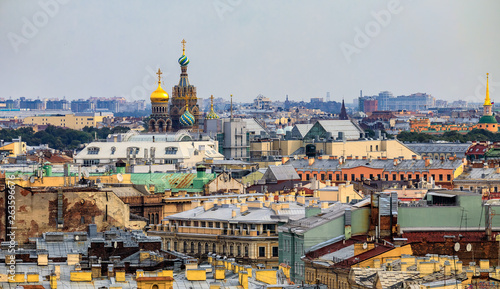 Fototapeta Panoramę miasta z kościołem Zbawiciela na krwi rozlane z dachu katedry Świętego Izaaka w Sankt Petersburgu, Rosja