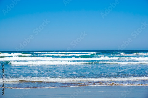 Fototapeta Naklejka Na Ścianę i Meble -  Sandy beach waves.  砂浜の波