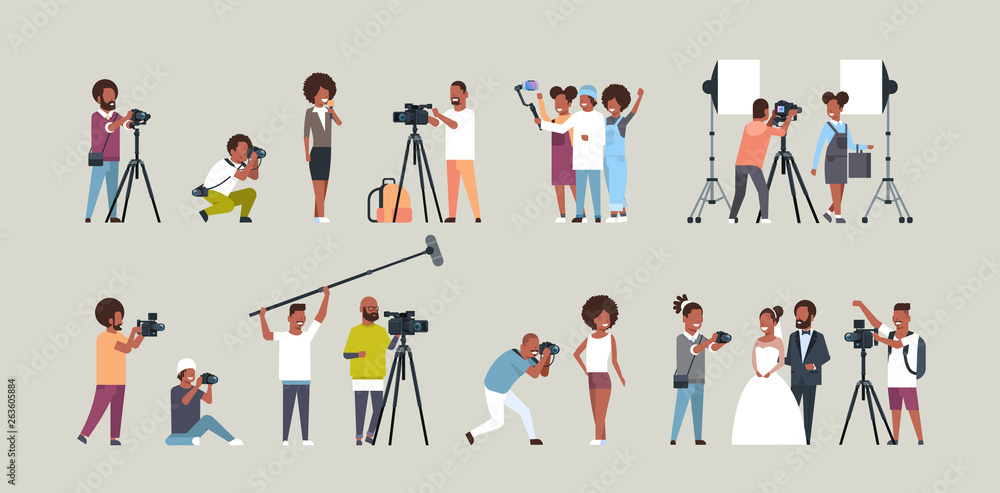 Fototapeta premium ustawiać różne pozy fotografów i kamerzystów za pomocą aparatów postaci afroamerykańskich kręcących filmy robiące zdjęcia pracujące podczas sesji zbieranie poziome na całej długości na płasko
