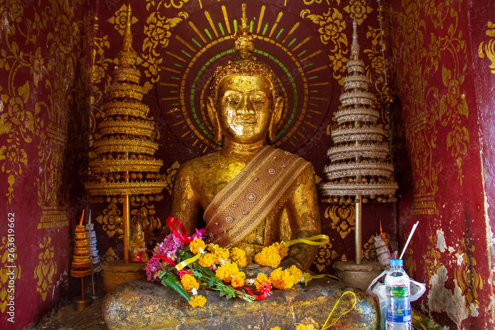 Obraz premium The Buddha inside a tiny room for worship in the temple.