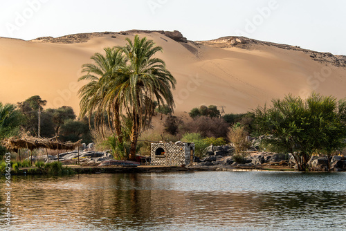 Fotografía Sunset, Sand dunes on the Coastline of the Nile river part called First Cataract