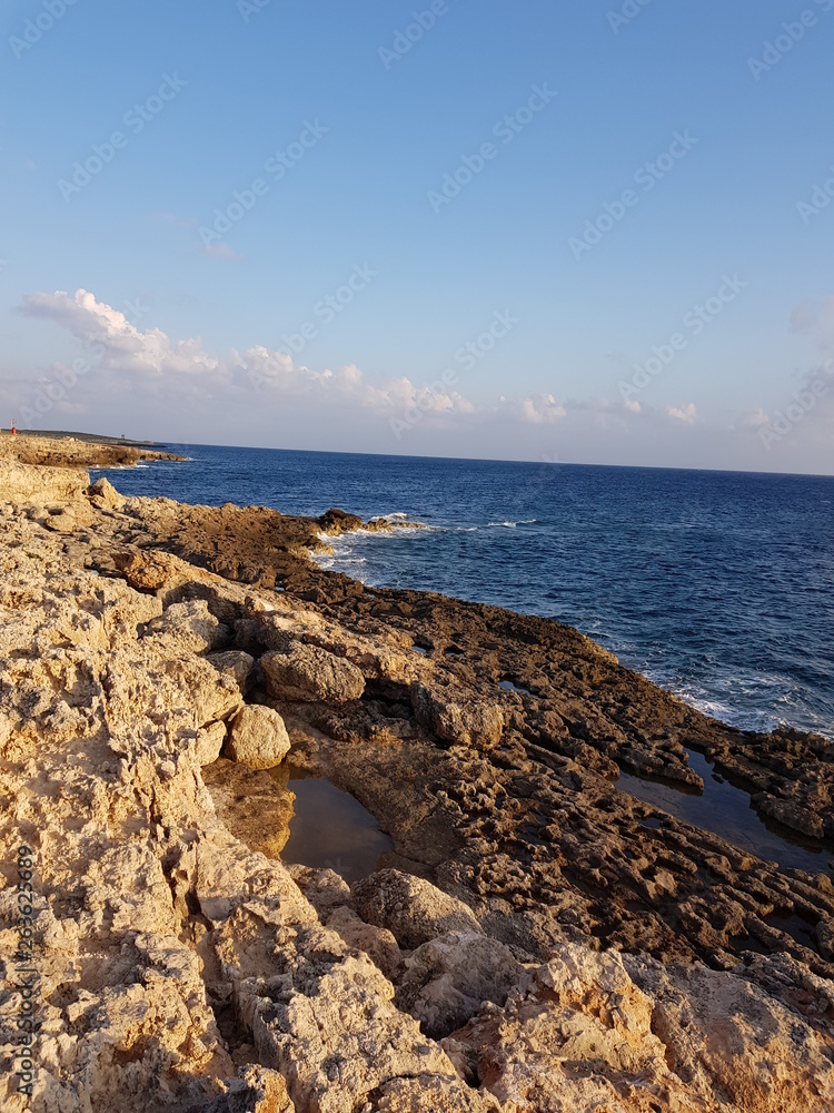 roccia sul mare a Lampedusa