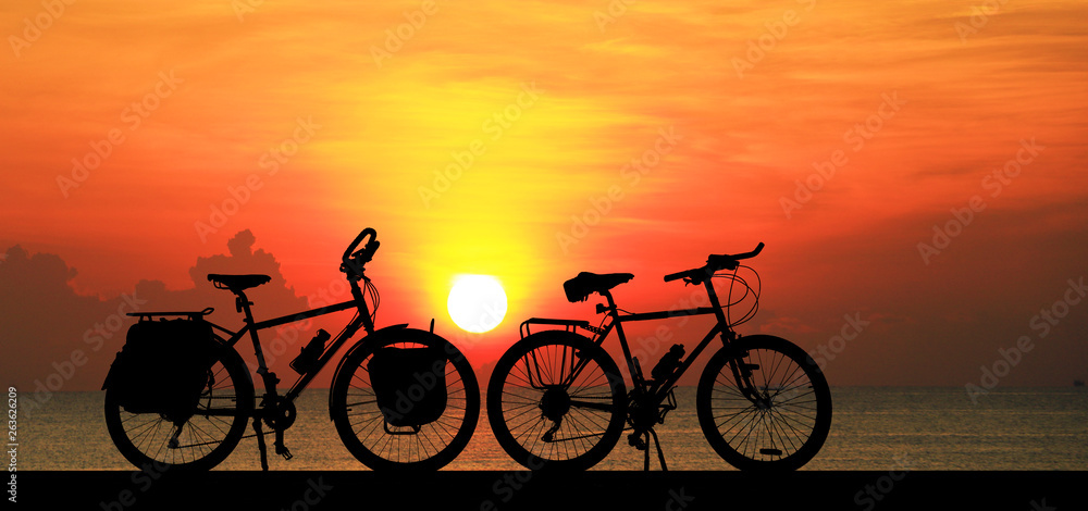 Fototapeta premium silhouette vintage bike on sunrise