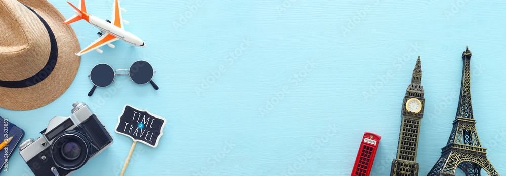 Φωτογραφία Top view banner photo of traveling concept with accessories and world symbols ov