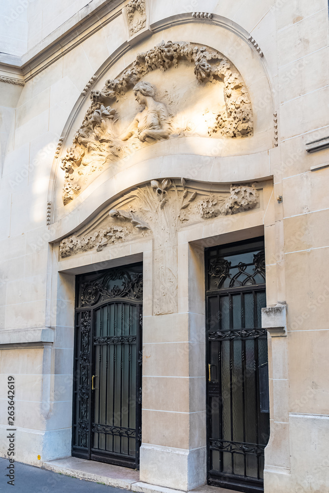 Paris, beautiful door rue Alfred Dehodencq, Art nouveau style, with sculptured stone on the girder