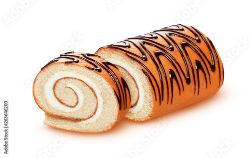 Photo Sponge cake roll isolated on white background, swiss roll with vanilla cream