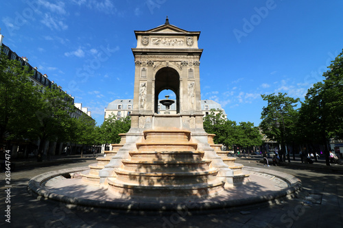 Paris - Fontaine des Innocents photo