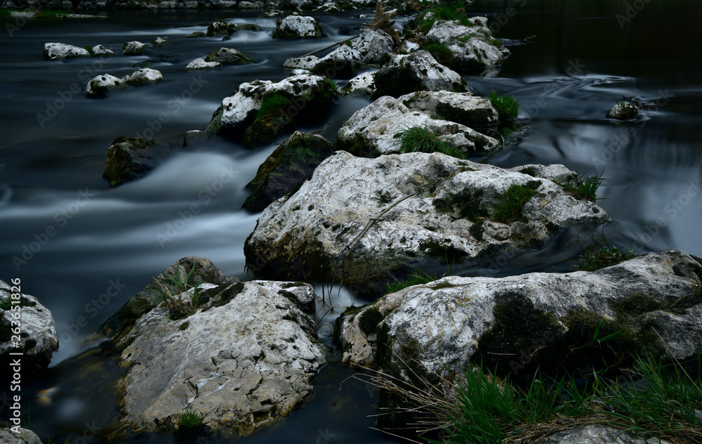 steine bilden einen weg über den dunklen fluss steine bilden einen weg über den dunklen fluss