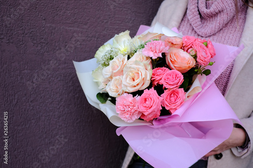 Fototapeta Naklejka Na Ścianę i Meble -  wedding rings on a bouquet of roses