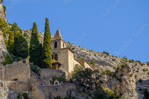 Obraz na płótnie Vue sur la chapelle en haut de village Moustiers-Sainte-Marie au printemps. w salonie