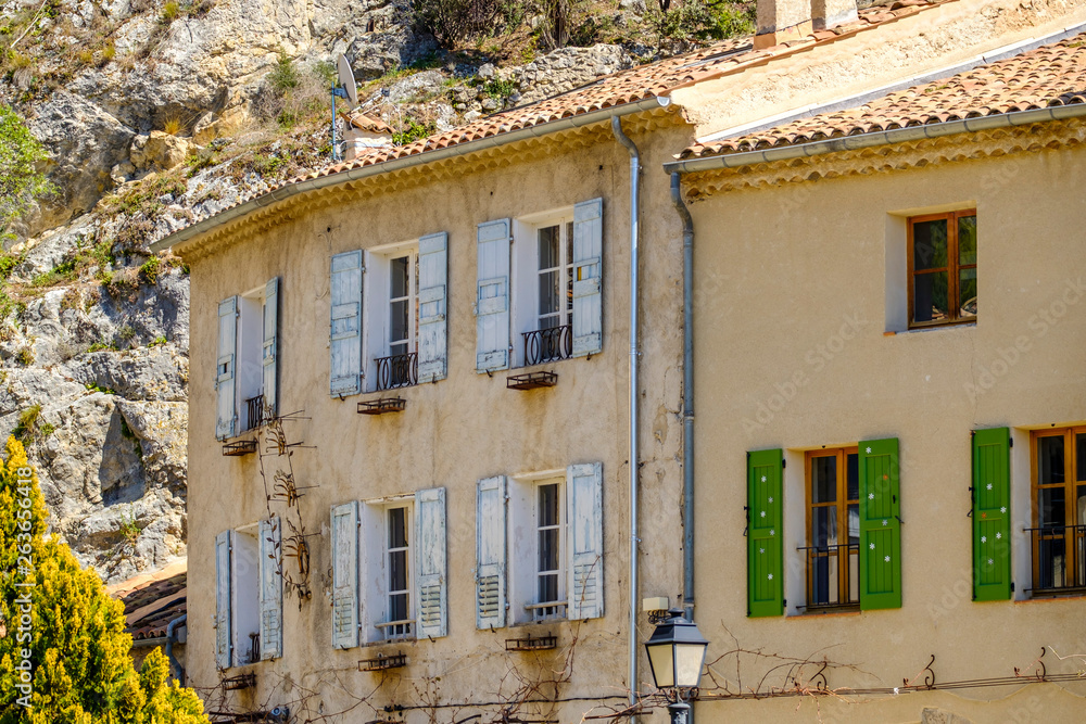 Façade de maison en Provence, Rocher en arrière plan. Moustiers-Sainte-Marie, France.