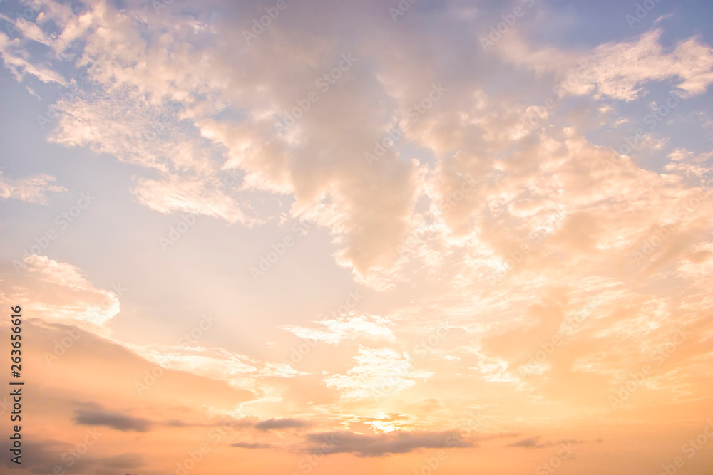 Naklejka premium Beautiful sunrise or sunset landscape.Sunshine in summer background.Scenic beautiful nature cloudscape with sunlight in summer time.