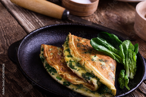 Fotografie Spinach omelette in cast iron skillet, healthy vegetarian breakfast