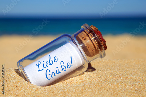 Flaschenpost am Strand: Liebe Grüße!