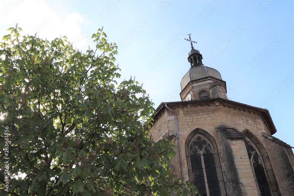 Village de Saint Amour dans le Jura - Eglise Saint Amour Bellevue construite au XV ème siècle Village de Saint Amour dans le Jura - Eglise Saint Amour Bellevue construite au XV ème siècle