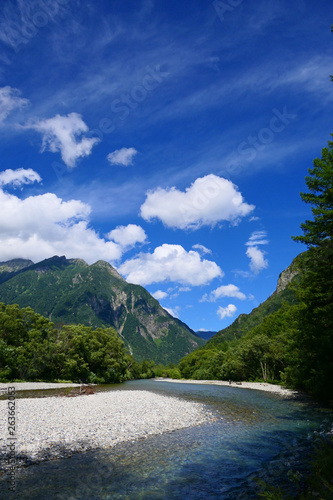 梓川。中部山岳国立公園を流れる清流。松本 長野 日本。８月下旬。 © 義美 前田