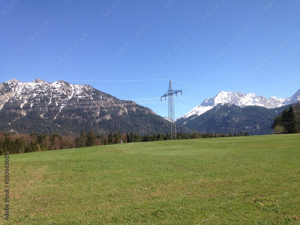 Fototapeta premium Stromtrasse in der Landschaft