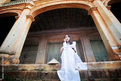 Billede på lærred Beautiful woman with Vietnam culture traditional dress, Ao dai, in old resident