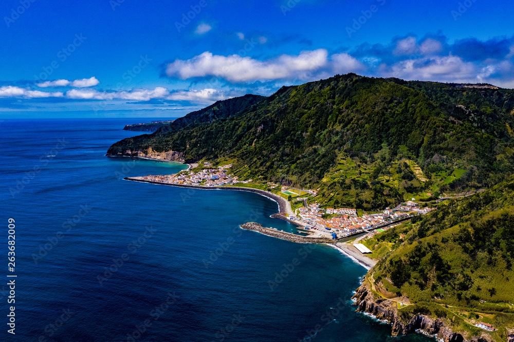 Sao Miguel - Die Azoren aus der Luft mit der Drohne. Meer, Strand, Küste und Landschaften aus der Luft