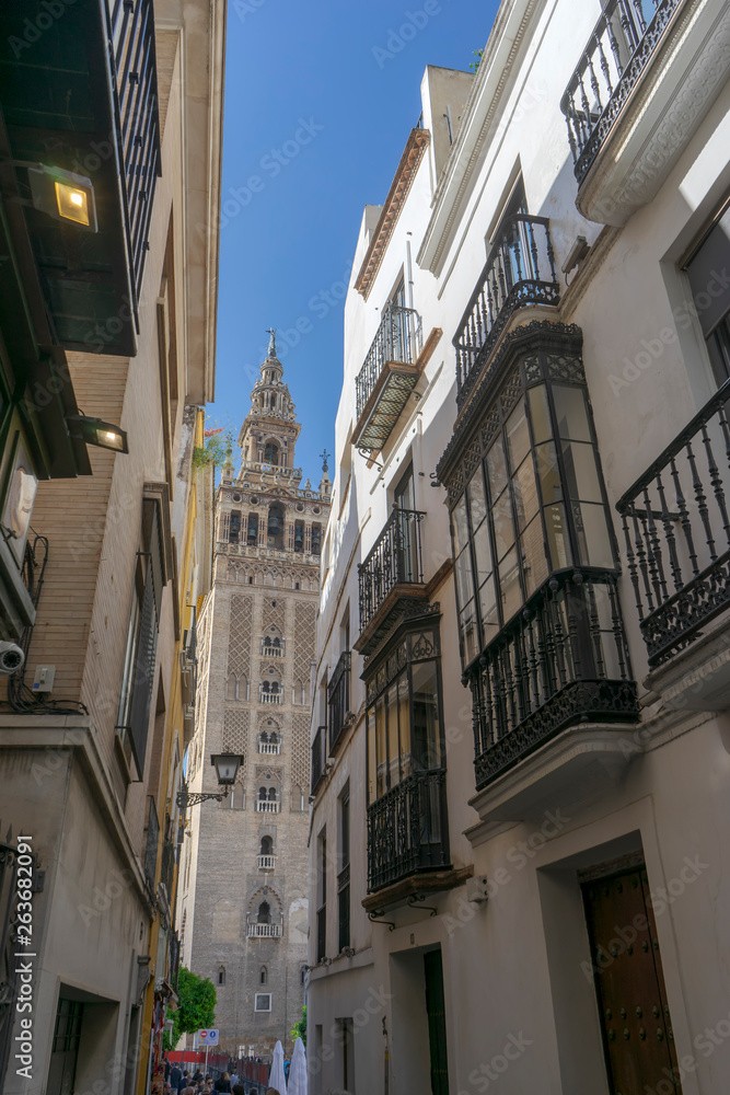 la Giralda vista desde la estrechas calles de la ciudad de Sevilla