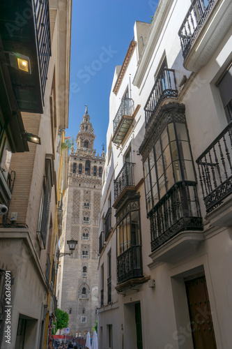 la Giralda vista desde la estrechas calles de la ciudad de Sevilla