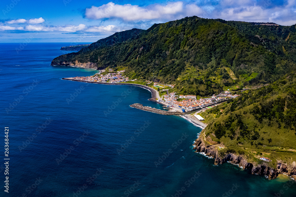 Obraz premium Sao Miguel - Die Azoren aus der Luft mit der Drohne. Meer, Strand, Küste und Landschaften aus der Luft