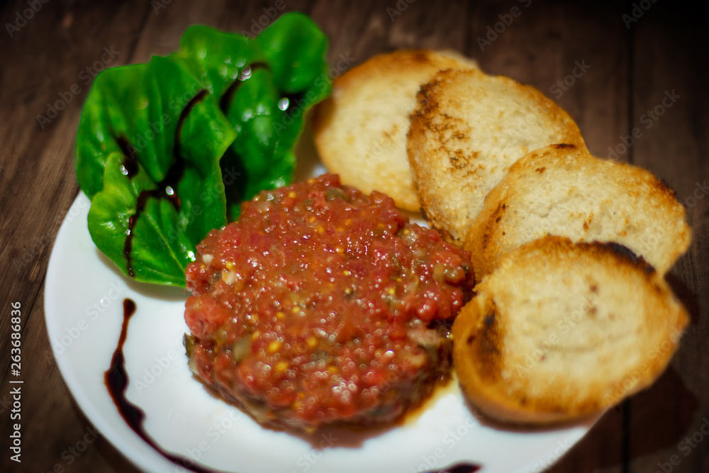 meat tartare and Croutons