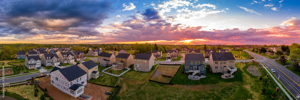 Φωτογραφία Aerial view of new construction street with luxury houses in a Maryland upper mi