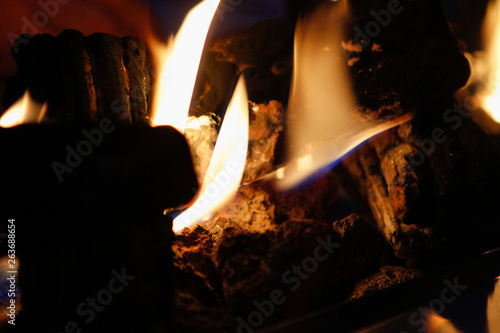 Flamme am Lagerfeuer mit Glut 