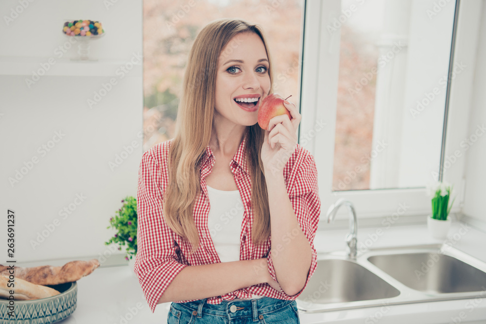 Photo portrait of charming gorgeous cheerful optimistic positive cute she her lady holding yummy tasty fruit in hand trying to bite Photo portrait of charming gorgeous cheerful optimistic positive cute she her lady holding yummy tasty fruit in hand trying to bite