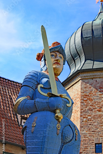 Bederkesa: Rolandfigur im Burghof (1602, Niedersachsen) photo