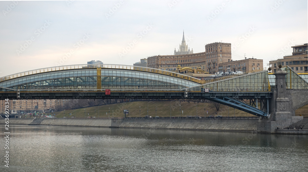 Fototapeta premium Bogdan Khmelnitsky bridge and the Moscow River in the morning