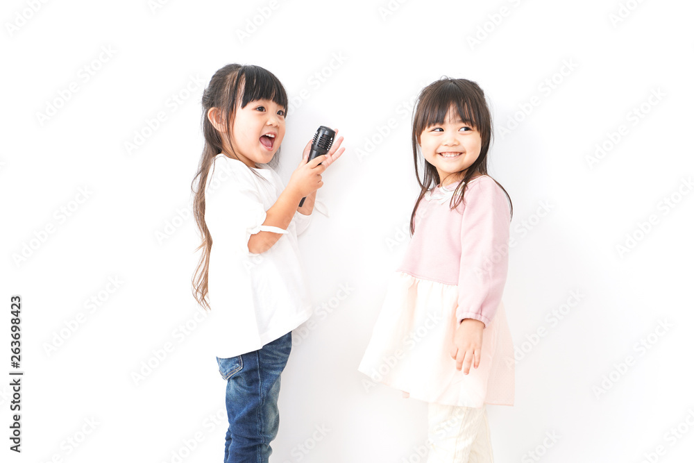 歌を歌う女の子たち 歌を歌う女の子たち