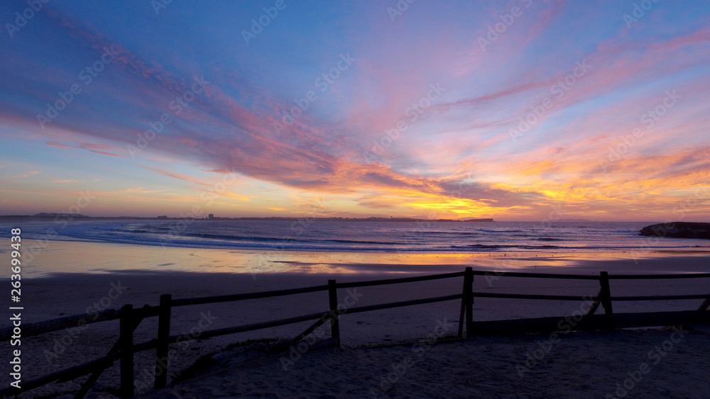 Wenn Dich die Wellen des Pazifik den ganzen Tag gefordert haben auf dem Surfbrett, dann belohnt Dich der Tag mit diesem Schauspiel Panorama Sunset Surferspot Peniche in Portugal