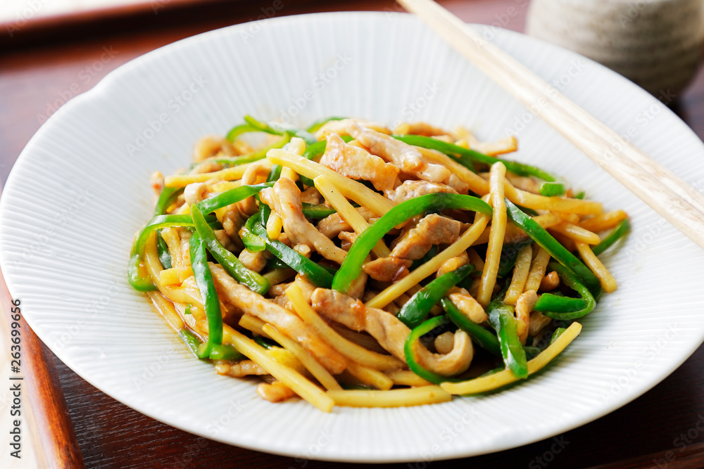 チンジャオロース 青椒肉絲 Chinese stir-fry containing green peppers and meat チンジャオロース 青椒肉絲 Chinese stir-fry containing green peppers and meat