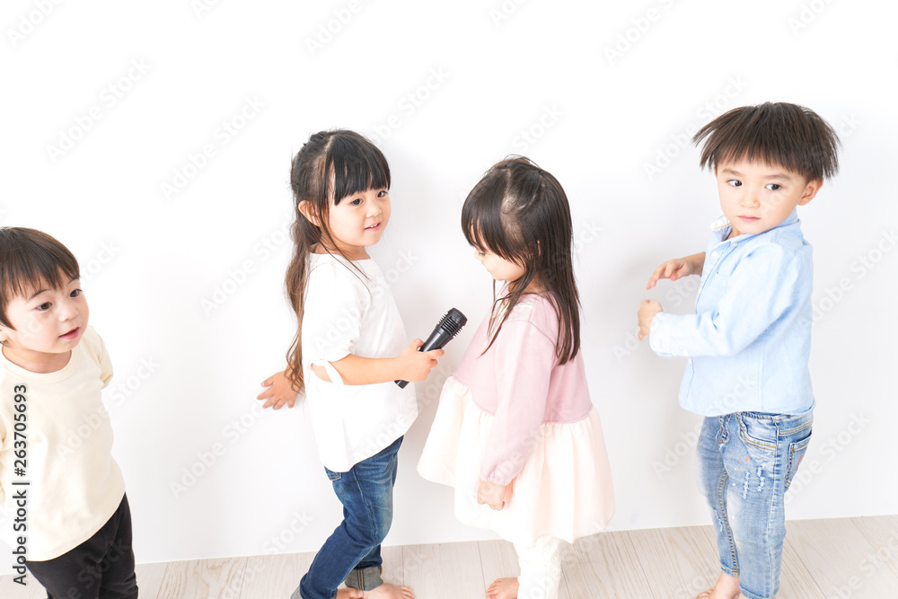 家で遊ぶ子どもたち