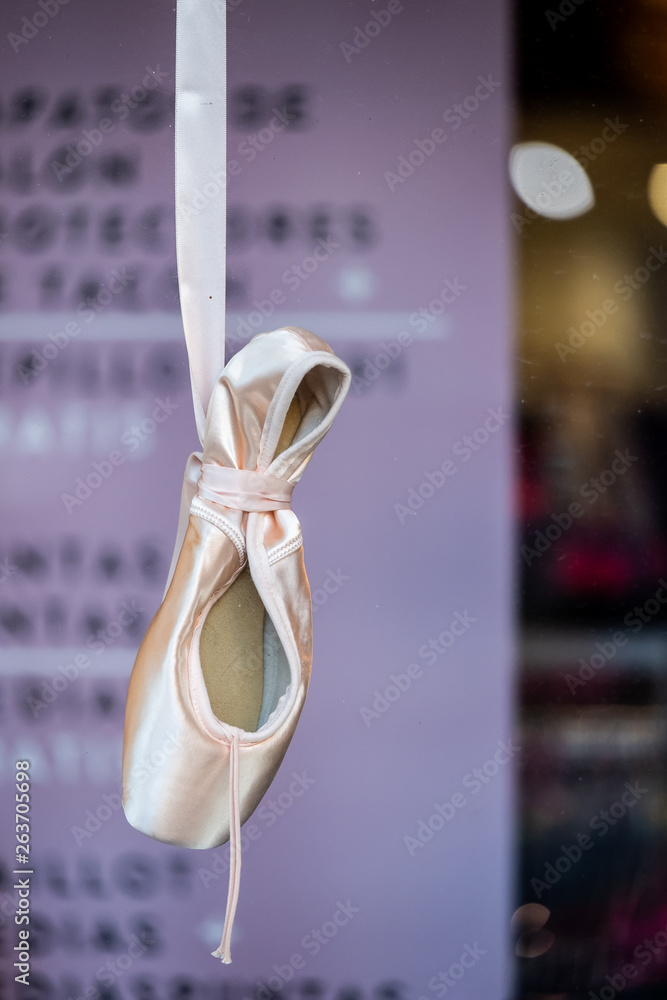 Chausson de danse classique suspendu Stock Photo | Adobe Stock