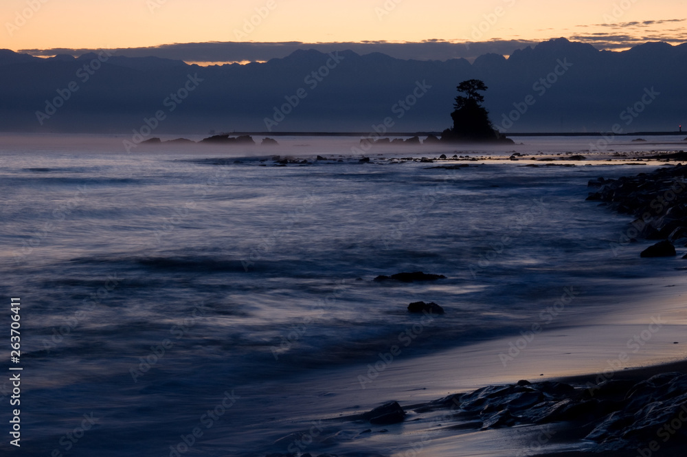 Toyama Bay and the Sunny coast before dawn - 未明の富山湾・雨晴海岸