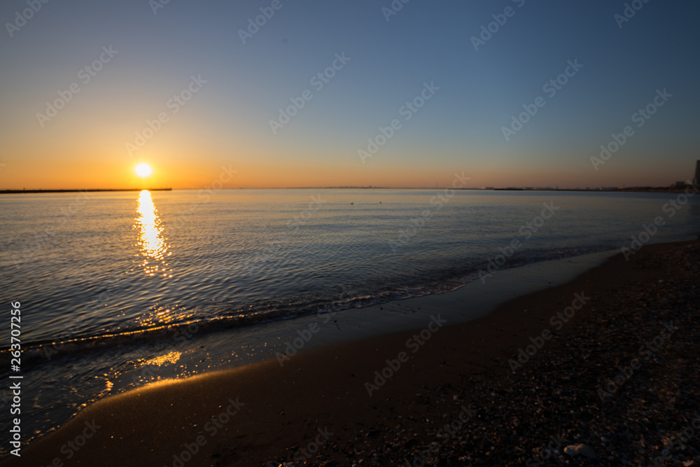 Fototapeta premium 夕暮れの海岸と桟橋