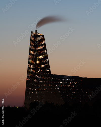Tableau sur toile Energytower by sunset