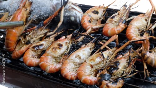 River prawns burn on the hot stove.