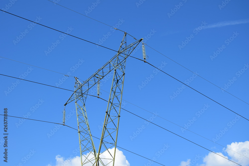 Strommasten vor blauen Himmel - Energieversorgung in Südtirol Strommasten vor blauen Himmel - Energieversorgung in Südtirol