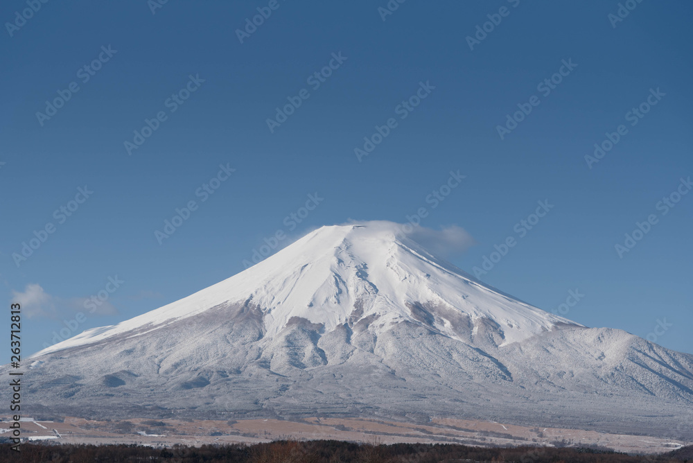 忍野村から望む冬の富士山