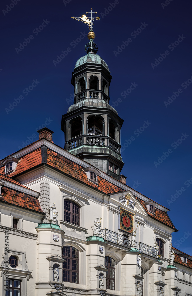 Lüneburg Rathaus Fassade Detail entzerrt sonnig